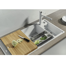 Keuken spoelbak met snijplank, afdruipbak en kraan op een aanrecht