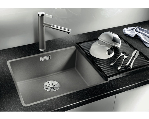 Spoelbak met afdruiprek, kraan en vaatwerk