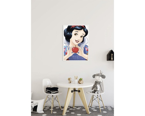 Decoratieve kinderkamer met ingelijste Sneeuwwitje poster, tafel en stoelen.