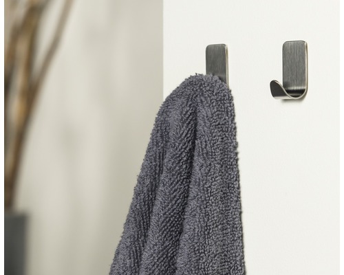 Handdoek hangt aan een enkele wandhaak