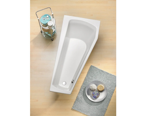 Bovenaanzicht van een ligbad met badafvoergarnituur en badkameraccessoires op de vloer