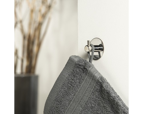 Handdoek aan een wandhaak in de badkamer