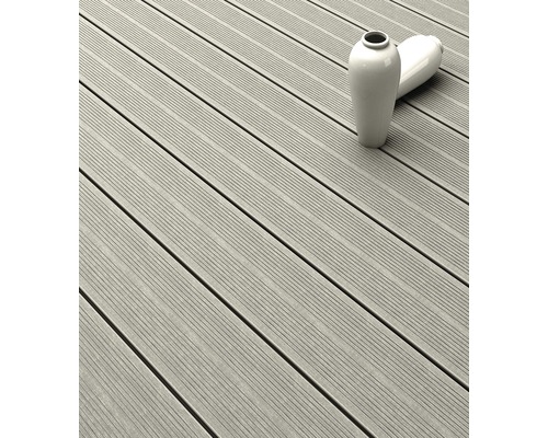 Houten terrasplanken met twee vazen