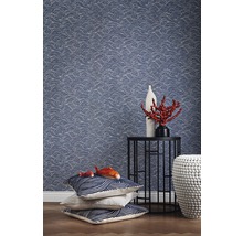 Kameroverzicht met patroonbehang, bijzettafel en decoratieve artikelen zoals kussens en vazen