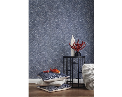 Kameroverzicht met patroonbehang, bijzettafel en decoratieve artikelen zoals kussens en vazen