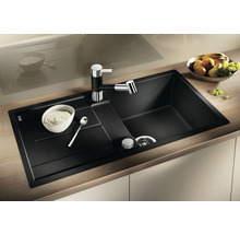 Zwarte spoelbak met afdruiprek en kraan op een werkblad