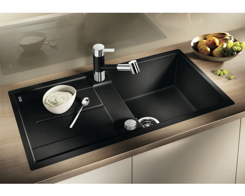 Zwarte spoelbak met afdruiprek en kraan op een werkblad