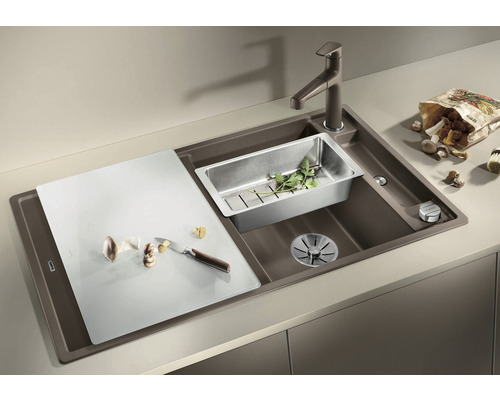 Spoelbak met afdruiprek, snijplank, gootsteen en kraan