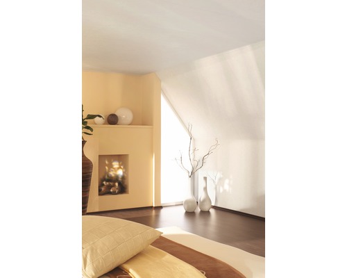 Lichte slaapkamer met schuin dak, decoratieve elementen en houten vloer voor een gezellige woonsfeer.