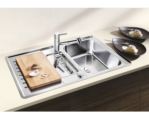 Roestvrijstalen spoelbak met snijplank en kraan
