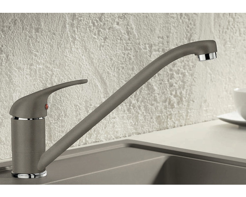 Keukenkraan van metaal met hoge uitloop