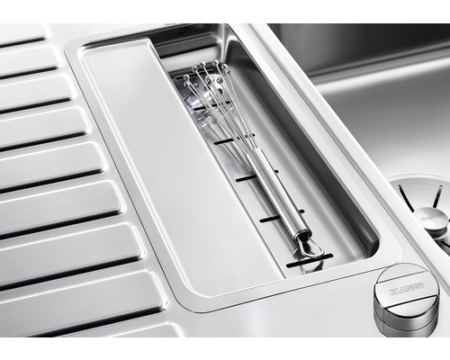 Roestvrijstalen spoelbak met afdruipvlak en snijplankuitsparing met daarin een garde