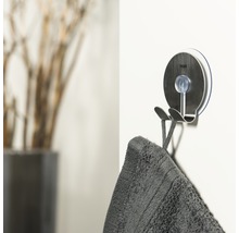 Handdoekhaak met zuignap aan de muur bevestigd.