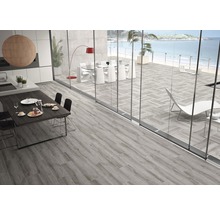 Lichte woonkamer met houten vloer en uitzicht op het strand