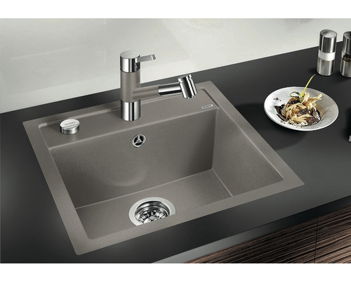 Granieten spoelbak met kraan op een aanrecht