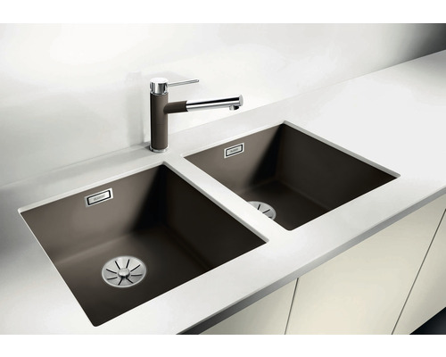 Dubbele spoelbak van Silgranit met kraan op een aanrecht