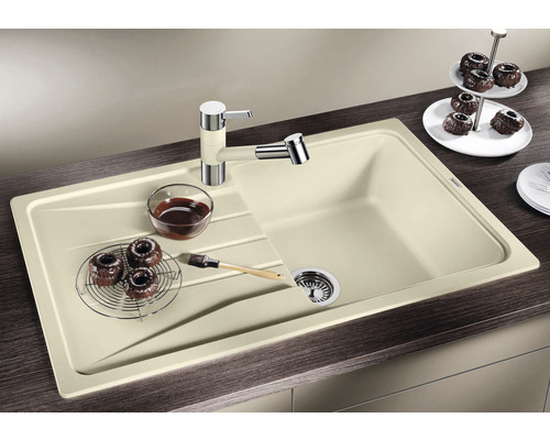 Spoelbak met afdruiprek en kraan op een werkblad