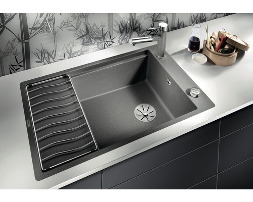 Spoelbak van composietmateriaal met afdruiprek, kraan en afvoer