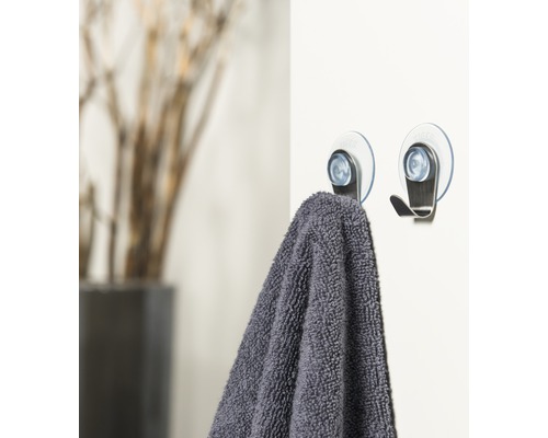 Twee Tiger-haken met zuignap aan de wand, waarvan één met een handdoek.