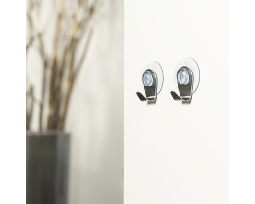 Twee metalen zuignap haken aan een muur