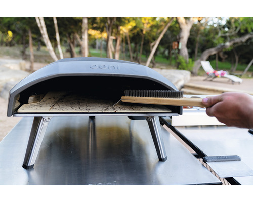 Ooni pizzaoven met reinigingsborstel