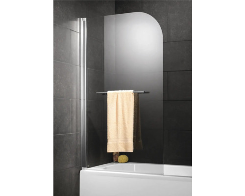 Glazen badwand met handdoekrek in badkamer