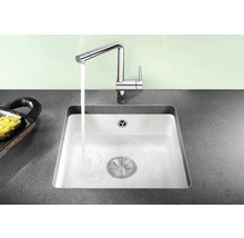 Spoelbak met kraan en stromend water