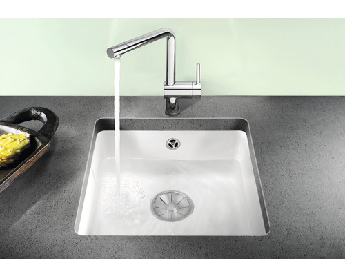 Spoelbak met kraan en stromend water