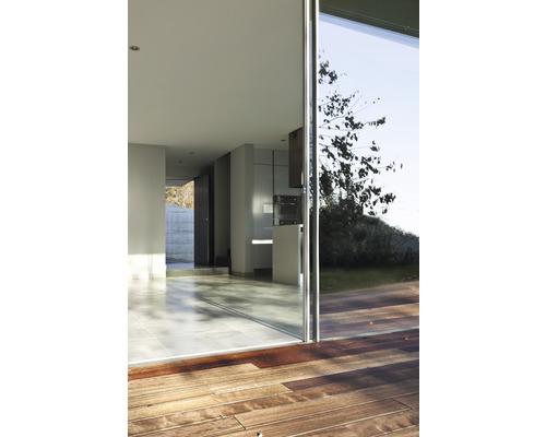 Open woonkamer met schuifdeur naar de tuin