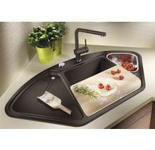 Hoekspoelbak met kraan, snijplank, kerstomaatjes en kruiden