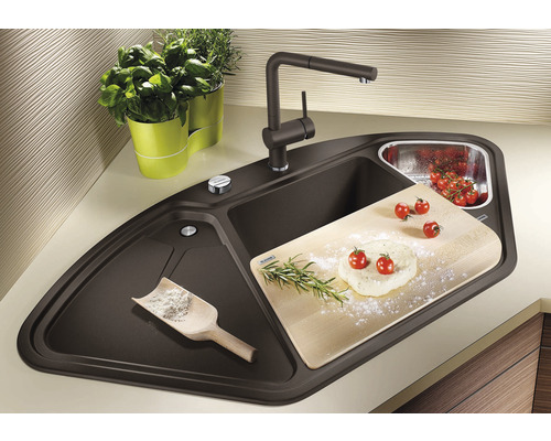 Hoekspoelbak met kraan, snijplank, kerstomaatjes en kruiden