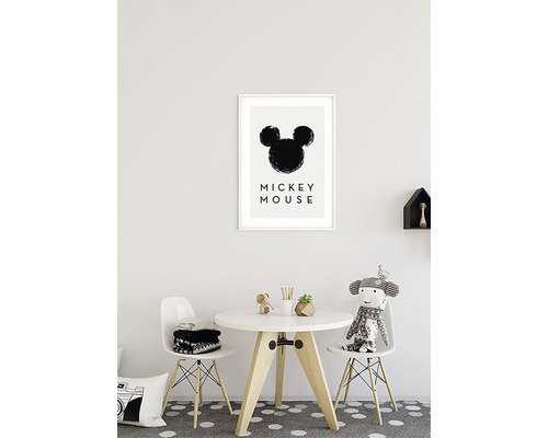 Decoratieve kinderkamer met tafel, stoelen en een Mickey Mouse afbeelding