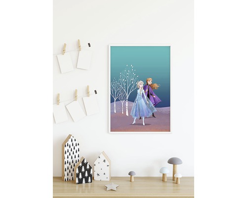 Ingelijste Frozen poster met Elsa en Anna in de kinderkamer