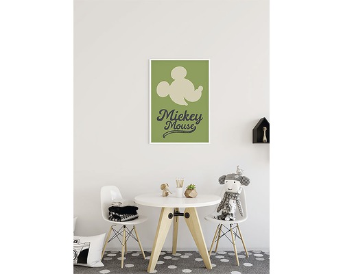 Kinderkamer met tafel, stoelen en een ingelijste Mickey Mouse poster aan de muur