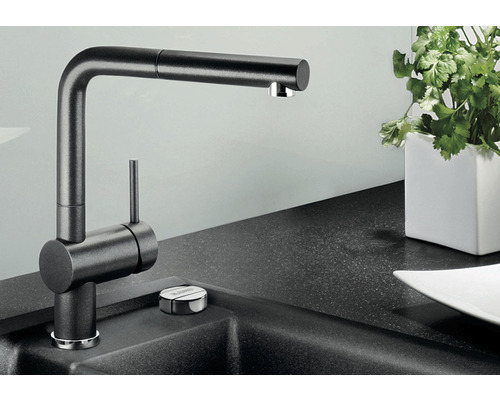 Keukenkraan met uittrekbare sproeikop op een werkblad