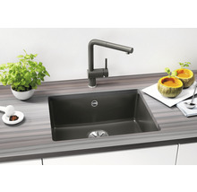 Spoelbak met kraan op aanrecht