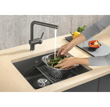 Spoelbak met kraan en groenten die worden gewassen