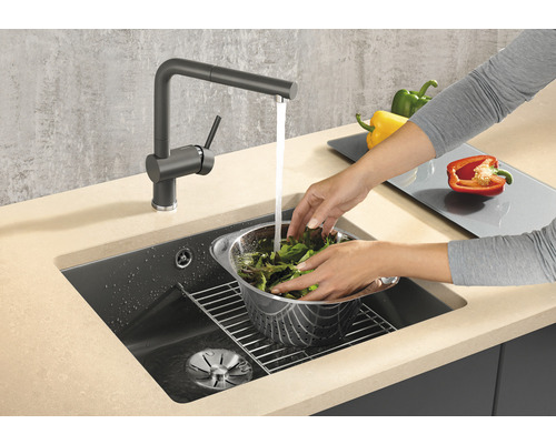 Spoelbak met kraan en groenten die worden gewassen