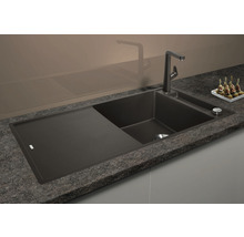 Spoelbak met afdruiprek en kraan op een werkblad