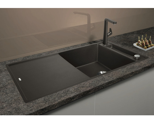 Spoelbak met afdruiprek en kraan op een werkblad