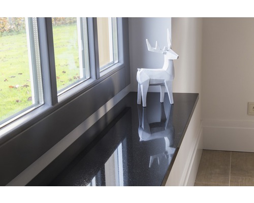 Vensterbank met raam en decoratie