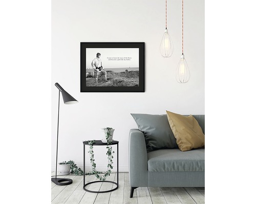 Woonkamer met bank, bijzettafel, vloerlamp, hanglampen en een ingelijste Star Wars poster