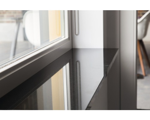 Close-up van een stenen vensterbank.