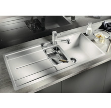 Spoelbak met afdruiprek, kraan en accessoires in een keukenopstelling