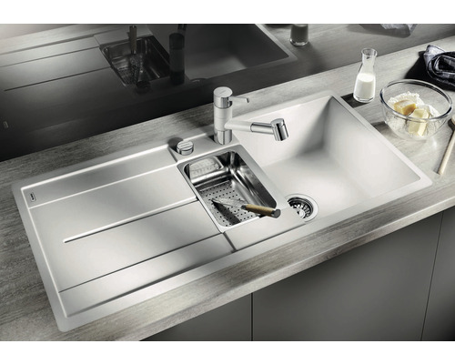 Spoelbak met afdruiprek, kraan en accessoires in een keukenopstelling