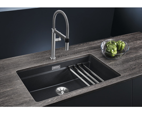 Spoelbak met afdruiprek en kraan op een werkblad