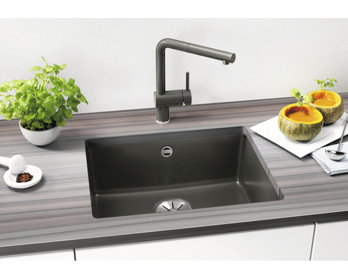 Spoelbak van composietmateriaal met kraan op een aanrecht