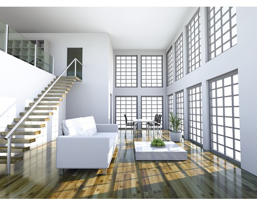 Lichte woonkamer met trap, bank, tafel en grote ramen.