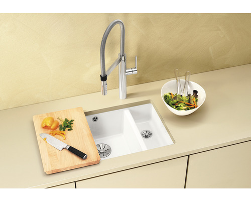 Spoelbak met kraan, snijplank, mes en slakom