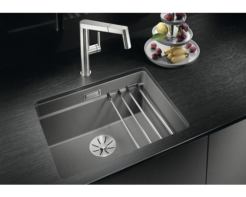 Composiet spoelbak met afdruiprek en kraan op een donker aanrecht